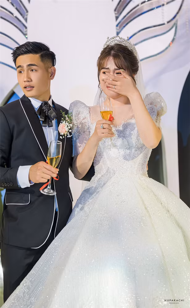 Chia sẻ về chuyện tình yêu của mình, cô dâu Phương Thảo cho biết mình và chú rể quen nhau từ năm 2016.