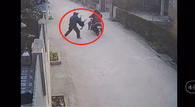 Video: 2 thanh niên đi xe máy giữa ban ngày dùng súng bắn điện trộm chó