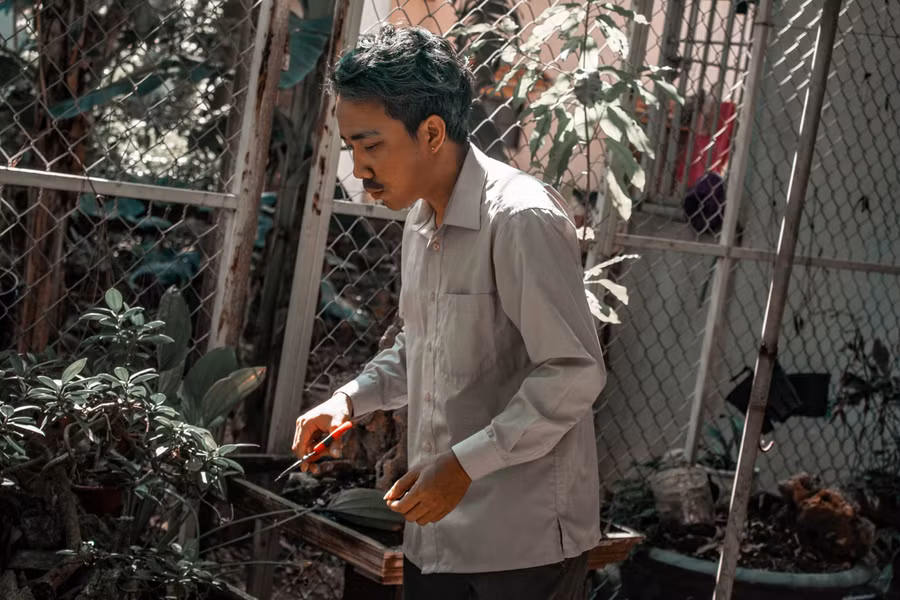 Nhiều cư dân mạng nhận xét, từ góc chụp thẳng hay góc chụp nghiên, nhân vật đều "hóa thân" xuất sắc nhìn khó phân biệt được. Ảnh: FB Dương Nhất Linh.