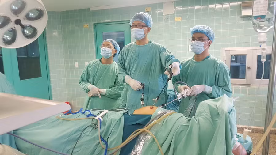 Ê kíp các bác sĩ Bệnh viện hữu nghị Việt Nam - Cuba Đồng Hới phẫu thuật cho cụ bà 63 tuổi bị vỡ bàng quang.