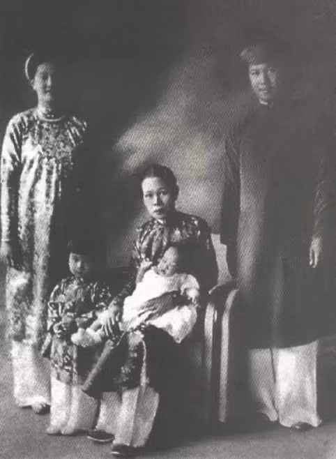 Từ trái qua: Hoàng hậu Nam Phương, hoàng thái tử Bảo Long, thái hậu Đoan Huy bế cháu gái là công chúa Phương Mai và hoàng đế Bảo Đại. Ảnh: Eurohistory Journal.