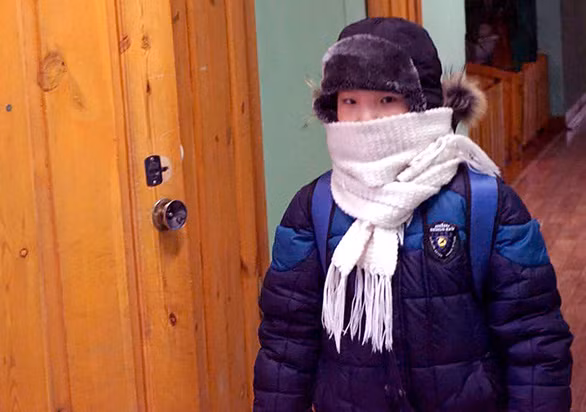 Oymyakon chỉ có một trường học duy nhất. Nhiệt độ giảm xuống -52 độ thì học sinh 7-10 tuổi mới được nghỉ, và khi nhiệt độ giảm xuống -56 độ C thì trường học mới đóng cửa.