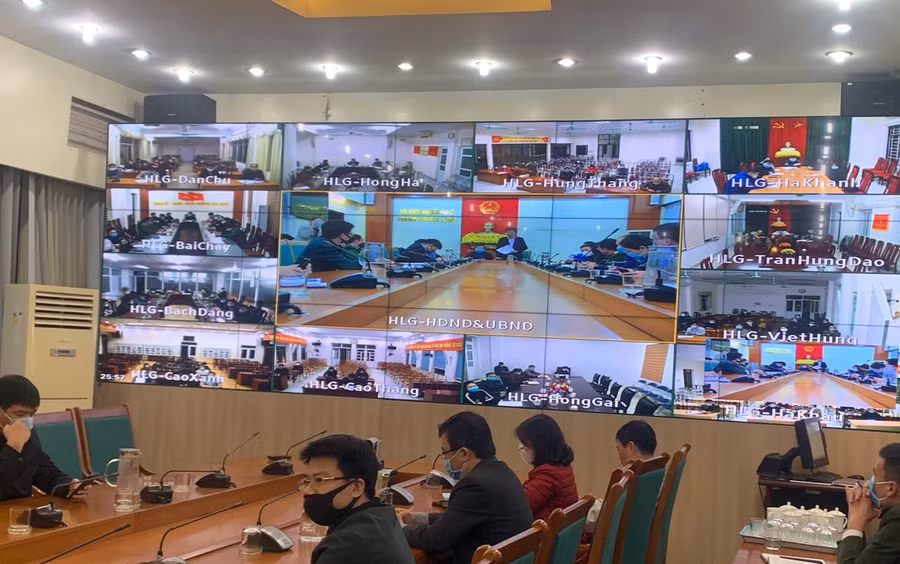 Ban chỉ đạo phòng chống Covid-19 Thành phố đã họp khẩn với Ban chỉ đạo phòng chống dịch các xã, phường triển khai cấp bách các biện pháp phòng chống dịch. Ảnh: TP Hạ Long.