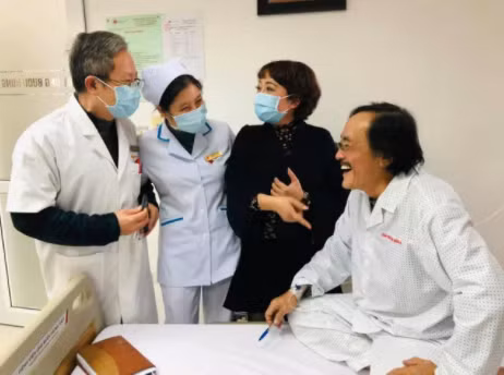 Nghệ sĩ Giang còi nhập viện hôm 15/1 vì mất tiếng, ông bị nghi có khối u ở họng và dự kiến làm sinh thiết sáng cùng ngày.