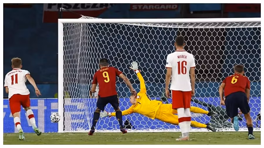 Gerard Moreno bỏ lỡ quả phạt đền trong trận Tây Ban Nha hoà Ba Lan 1-1.