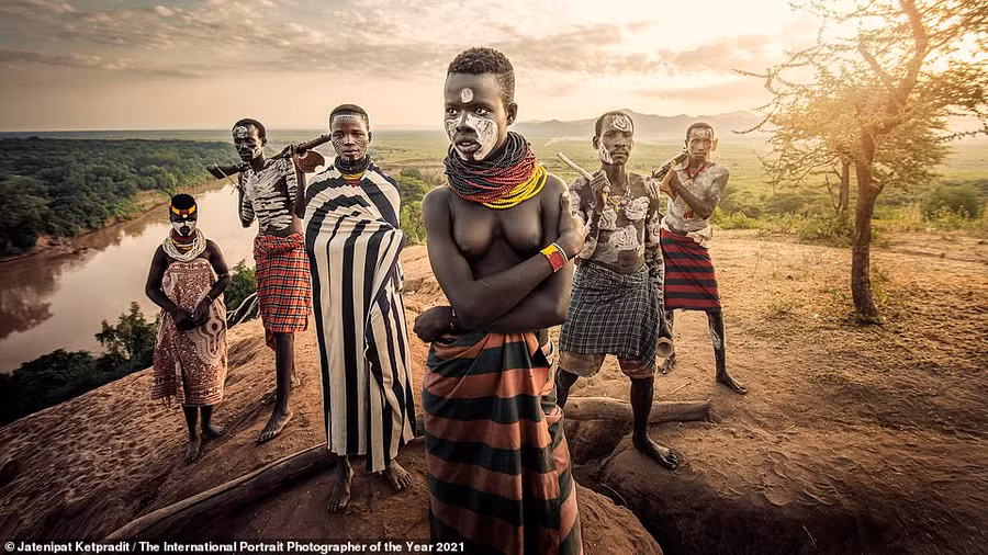 Tác phẩm đoạt giải chụp về Bộ tộc Karo sống dọc theo sông Omo ở Ethiopia của tác giả Jatenipat Ketpradit.