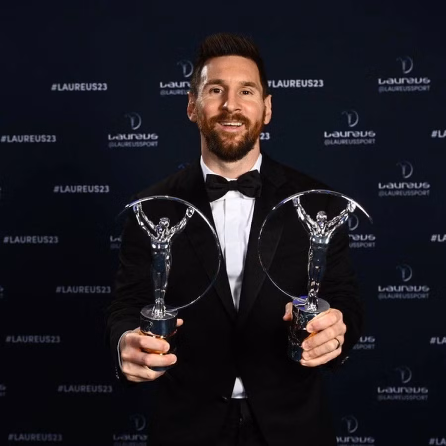 Messi rạng rỡ nhận giải thưởng Nhân vật thể thao của năm và đại diện cho tập thể Argentina nhận giải Đội thể thao của năm. Messi rạng rỡ nhận giải thưởng Nhân vật thể thao của năm và đại diện cho tập thể Argentina nhận giải Đội thể thao của năm.