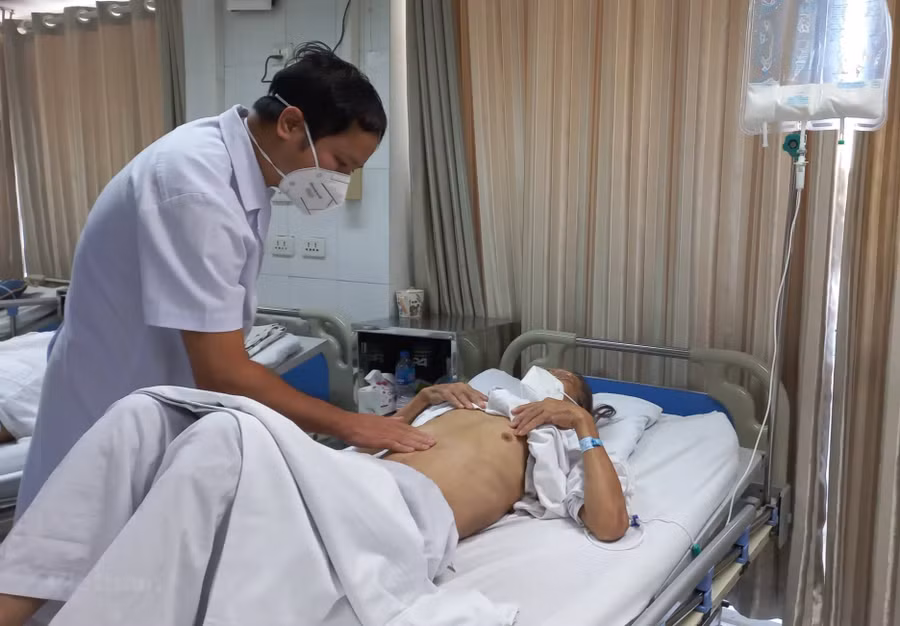 Phó Giáo sư Phạm Hoàng Hà - Trưởng khoa Phẫu thuật tiêu hóa (Bệnh viện Hữu nghị Việt Đức) thăm khám cho một bệnh nhân ung thư dạ dày. Ảnh: INT.