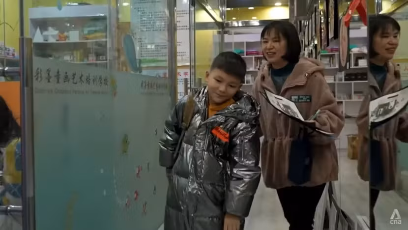 Nữ phụ huynh Lu và con trai.