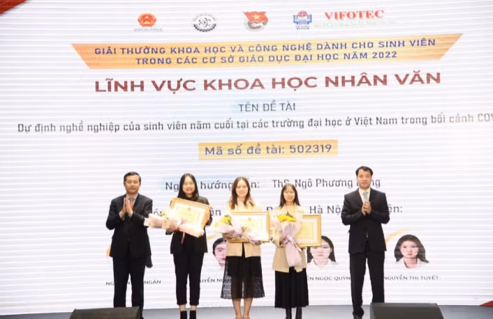 Thứ trưởng Bộ GD&ĐT Nguyễn Văn Phúc (bên trái) trao thưởng cho nhóm nghiên cứu. Ảnh: TG