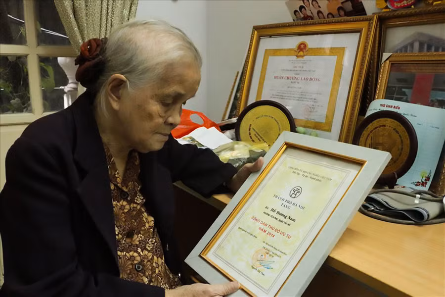 Với những đóng góp của mình, năm 2014, bà Nam vinh dự được UBND TP Hà Nội trao tặng danh hiệu 'Công dân Thủ đô ưu tú'. Ảnh: NVCC Với những đóng góp của mình, năm 2014, bà Nam vinh dự được UBND TP Hà Nội trao tặng danh hiệu 'Công dân Thủ đô ưu tú'. Ảnh: NVCC
