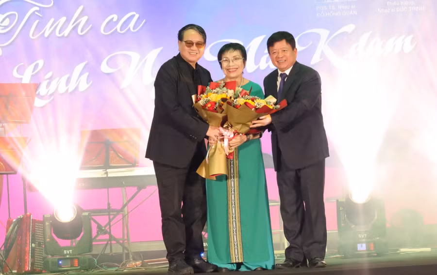 Nhạc sĩ Đỗ Hồng Quân và nhạc sĩ Đức Trịnh chúc mừng đêm nhạc của nhạc sĩ Linh Nga Niê Kdam. Ảnh: NVCC