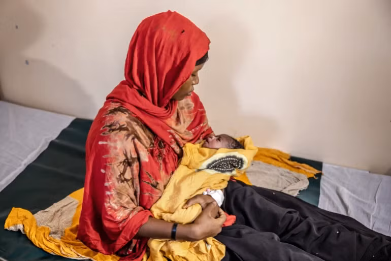 Người mẹ và đứa con sơ sinh tại bệnh viện Banadir ở Mogadishu. Ảnh: UNFPA Somalia