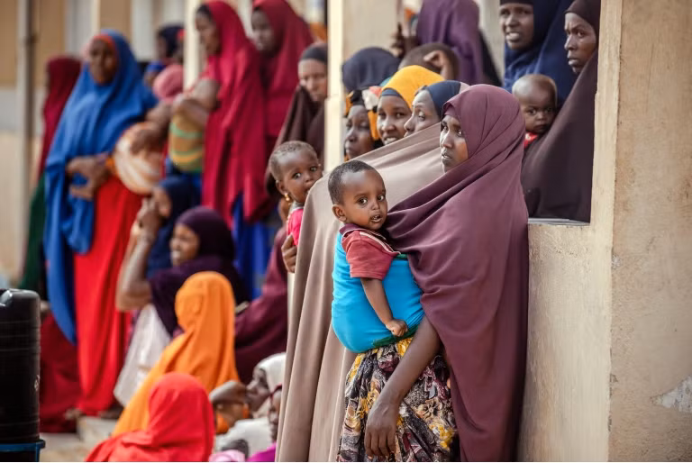 Phụ nữ tản cư tập trung tại trung tâm y tế Dolow ở vùng Gedo phía Nam của Somalia. Ảnh: UNFPA Somalia