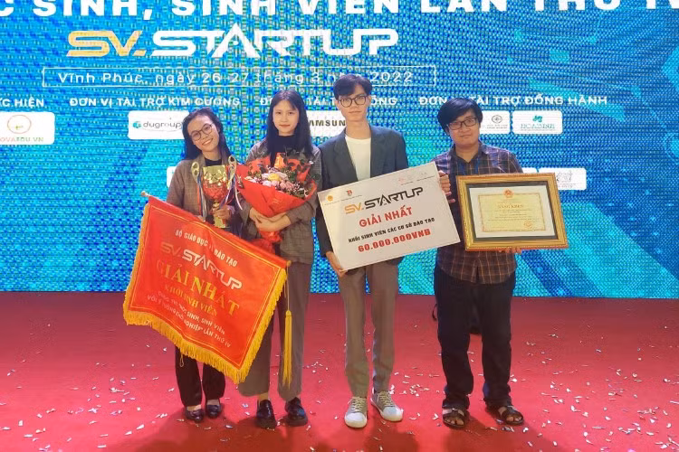 Nhóm thực hiện dự án ELLA - Ứng dụng hướng dẫn trang điểm nhận giải Nhất khối sinh viên tại Cuộc thi Học sinh, sinh viên với ý tưởng khởi nghiệp lần thứ 4 - 2022.