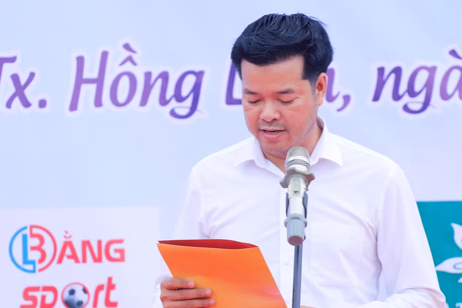 Ông Nguyễn Văn Dũng - Trưởng Văn phòng đại diện Báo GD&amp;TĐ khu vực MT-TN phát biểu khai mạc giải đấu.