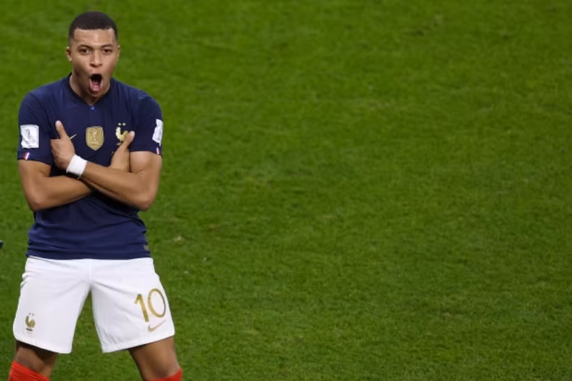 ...khi đối đầu với Mbappe của nhà đương kim vô địch Pháp. ...khi đối đầu với Mbappe của nhà đương kim vô địch Pháp.