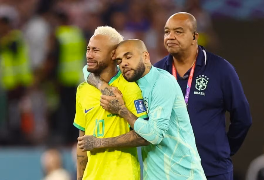 Neymar bật khóc khi Brazil bị loại khỏi tứ kết World Cup 2022.