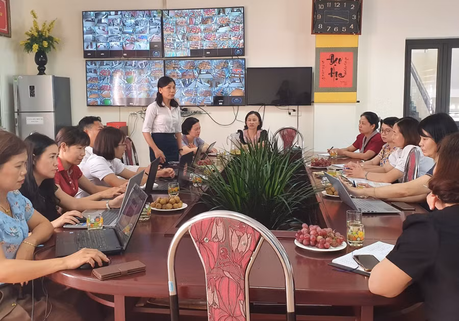 Giáo viên 2 trường trao đổi kinh nghiệm về dạy học liên thông.