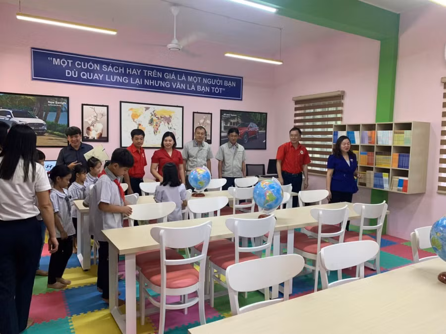 Thư viện mới được trao tặng cho Trường TH Gia Lạc (Gia Viễn, Ninh Bình)