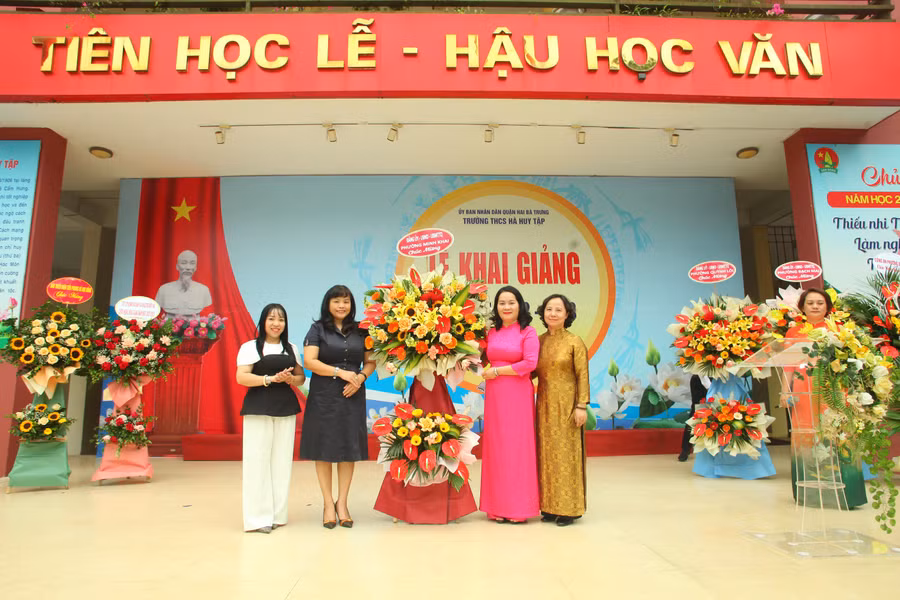 Ban giám hiệu nhà trường cùng đại diện ban ngành, phụ huynh trong lễ khai giảng Ban giám hiệu nhà trường cùng đại diện ban ngành, phụ huynh trong lễ khai giảng