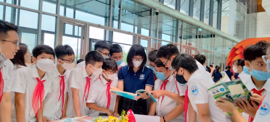 Sách giáo khoa mới đã đáp ứng yêu cầu dạy học, đổi mới giáo dục. Sách giáo khoa mới đã đáp ứng yêu cầu dạy học, đổi mới giáo dục.