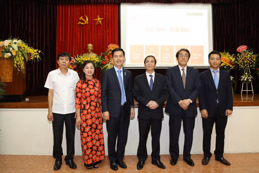 Thứ trưởng Triệu Văn Cường chụp ảnh lưu niệm cùng Đại sứ đặc mệnh toàn quyền Nhật Bản tại Việt Nam UMEDA KUNIO và Ban lãnh đạo Cục Văn thư và Lưu trữ nhà nước tại Lễ ra mắt Triển lãm Thứ trưởng Triệu Văn Cường chụp ảnh lưu niệm cùng Đại sứ đặc mệnh toàn quyền Nhật Bản tại Việt Nam UMEDA KUNIO và Ban lãnh đạo Cục Văn thư và Lưu trữ nhà nước tại Lễ ra mắt Triển lãm