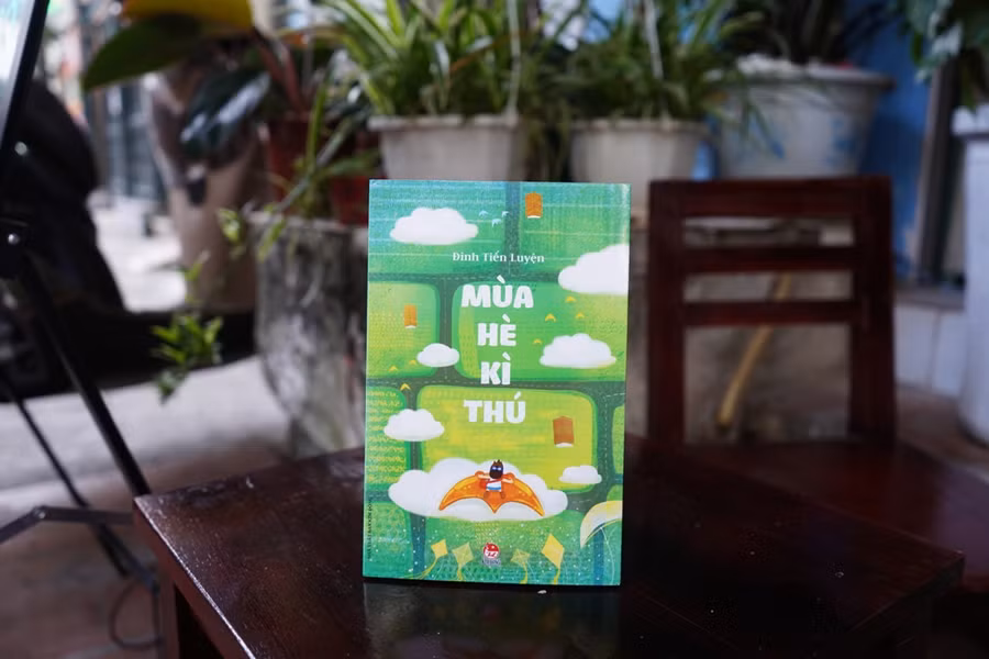 Bìa cuốn sách "Mùa hè kỳ thú" Bìa cuốn sách "Mùa hè kỳ thú"