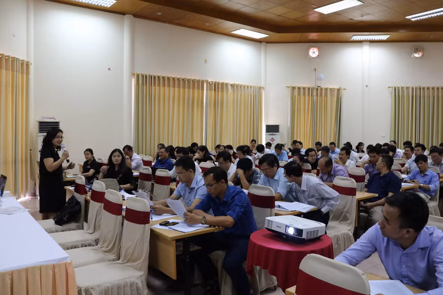 TS Đặng Thị Thanh Huyền, nguyên Viện trưởng Viện khoa học quản lý giáo dục trao đổi với các đại biểu về phương pháp đánh giá chuẩn hiệu trưởng. TS Đặng Thị Thanh Huyền, nguyên Viện trưởng Viện khoa học quản lý giáo dục trao đổi với các đại biểu về phương pháp đánh giá chuẩn hiệu trưởng.