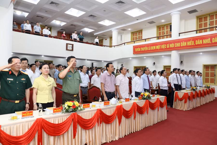 Các đại biểu thực hiện nghi thức chào cờ tại buổi khai giảng.