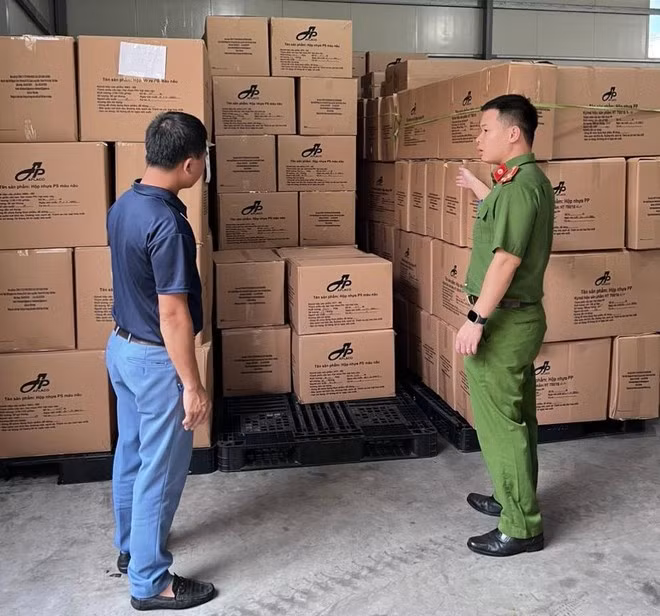 Công an kiểm tra phòng cháy chữa cháy tại các cơ sở kinh doanh. Công an kiểm tra phòng cháy chữa cháy tại các cơ sở kinh doanh.