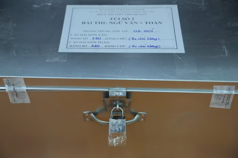Một thùng đựng bài thi có 3 tem niêm phong cùng nhãn ghi số gói bài thi, môn thi, số lượng bài thi, chuẩn bị cho hoạt động của Ban làm phách, Ban chấm thi