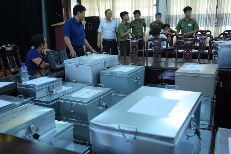 Tại điểm giao nhận, các biện pháp an ninh được áp dụng theo quy chế thi THPT quốc gia: có Công an và Trưởng hoặc Phó Trưởng Ban Thư ký Hội đồng thi trông giữ phòng lưu trữ, bảo quản bài thi 24/ngày;