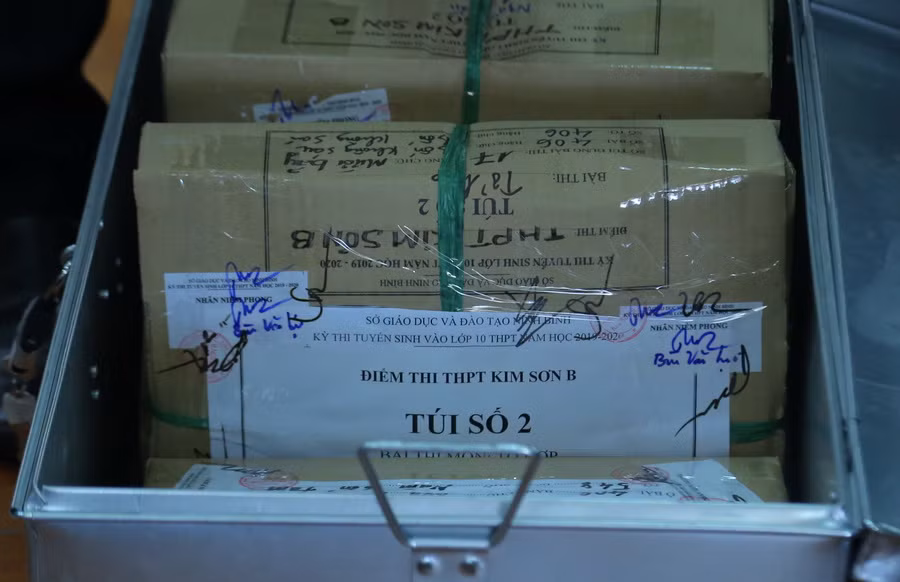 Khui thùng đựng bài thi Điểm thi Trường THPT Kim Sơn B thấy có 3 túi đựng bài thi còn nguyên niêm phong chữ ký của Trường điểm thi, Phó trưởng điểm thi, cán bộ niêm phong và con dấu của Trường nơi đặt điểm thi. Ba túi đựng bài thi gồm: bài thi Ngữ văn, Tổ hợp và Toán.