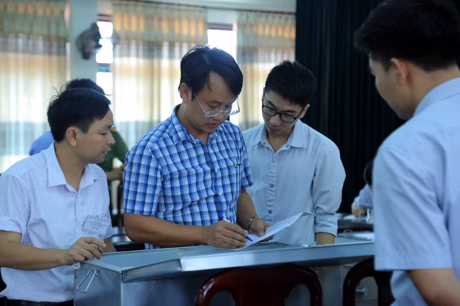 Mở niêm phong phải tủ đựng bài thi có chứng kiến của Công an và những người ký niêm phong, biên bản giao nhận của Trưởng Điểm thi và Thư ký hội đồng thi.