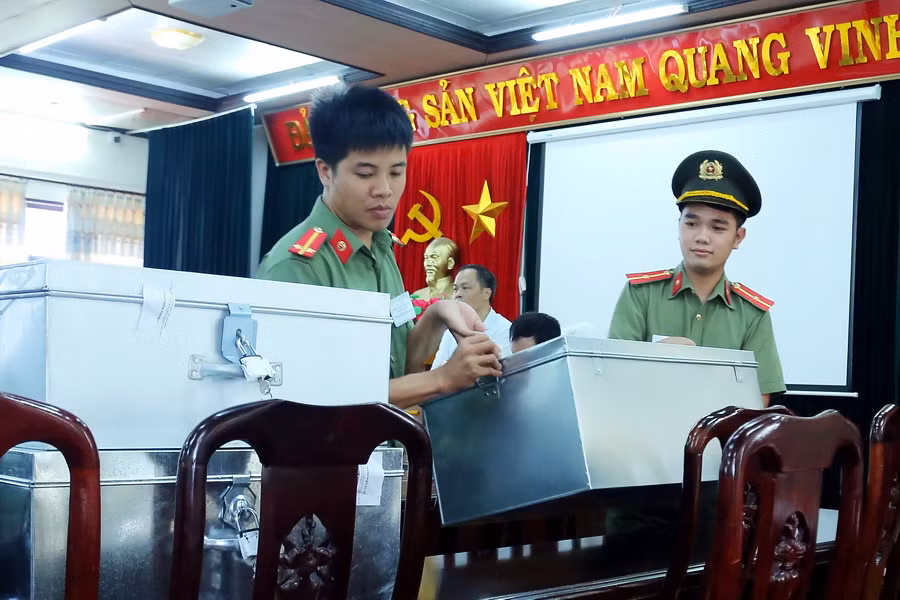 Khoản đ. Điều 2. Phụ lục IV: Coi thi trong hướng dẫn tổ chức Kỳ thi THPT quốc gia (Công văn số 1209/BGDĐT-QLCL ngày 27/3/2019) ghi rõ: Việc vận chuyển bài thi của thí sinh từ Điểm thi về điểm tập kết do Hội đồng thi quy định để bàn giao phải luôn có Công an áp tải và bảo vệ. Năm nay, công tác bảo vệ đề thi, bài thi được Hội đồng thi tuyển sinh vào lớp 10 THPT Ninh Bình tăng cường Công an bảo vệ và đưa đề thi, giao nhận bài thi.