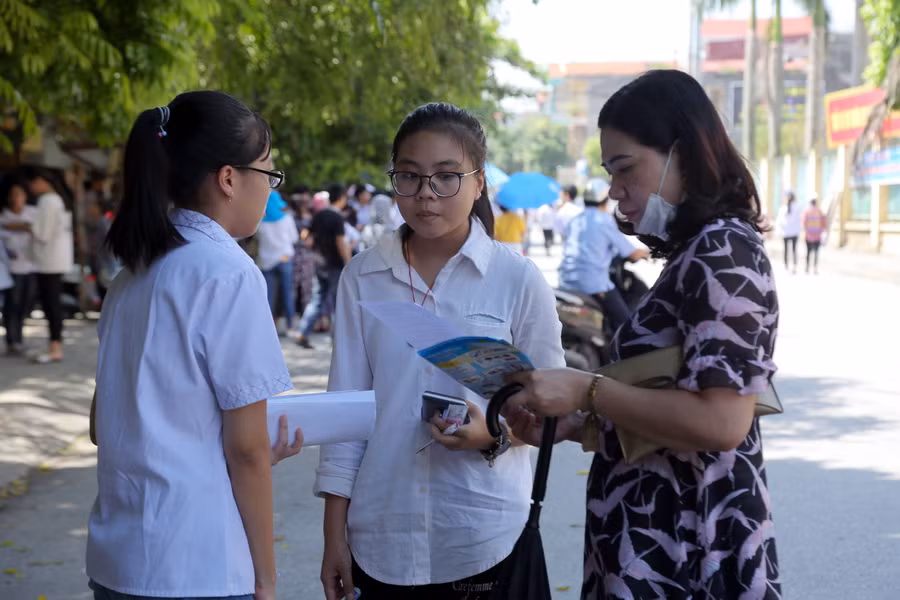 Thí sinh này thi xong bài thi Toán với vẻ mặt khá lo lắng, người mẹ này phải động viên con gái