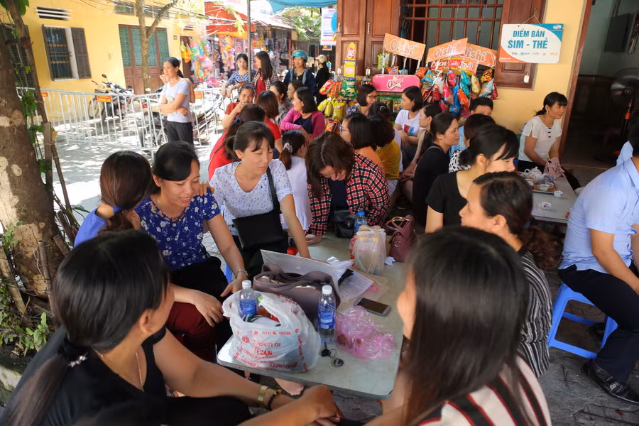 Dưới cái nắng trên 36 độ, các phụ huynh tập trung chờ con thi xong buổi thi môn Toán