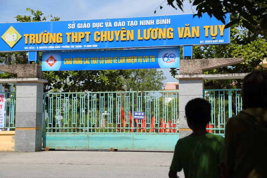 Cổng trường THPT chuyên Lương Văn Tụy, nơi nhiều thí sinh nỗ lực để gửi gắm ước mơ thành tài.