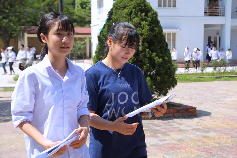 Em Huỳnh Thị Mai Trúc (bên trái) và Đỗ Thị Minh Huế thở phào nhẹ nhõm sau ba bài thi vì kết quả rất khả quan. Cùng học tại Trường THCS Lý Tự Trọng (TP Ninh Bình), hai em cùng có nguyện vọng thi vào lớp chuyên Sử của Trường THPT chuyên Lương Văn Tụy