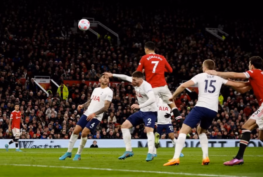 Ronaldo đánh đầu hoàn tất cú hat-trick siêu việt trước Tottenham.