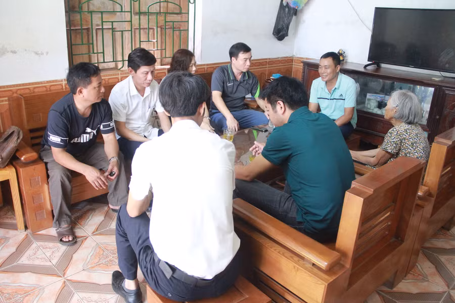 Thầy giáo Phan Văn Minh - Bố cháu Phương Thảo xúc động khi kể về hoàn cảnh của gia đình mình. Thầy giáo Phan Văn Minh - Bố cháu Phương Thảo xúc động khi kể về hoàn cảnh của gia đình mình.