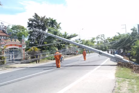Cot dien do vat ngang quoc lo, ca huyen mat dien tren dien rong - Anh 1