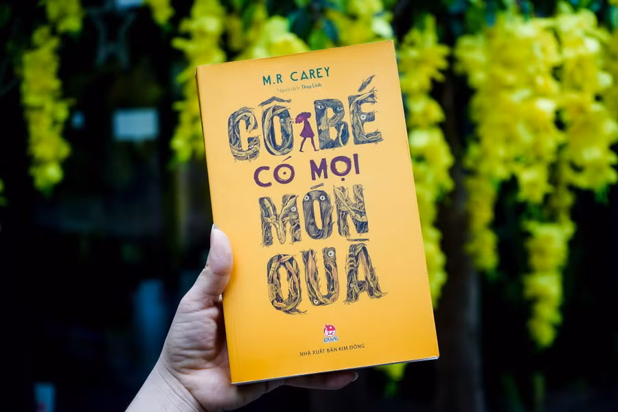 Bìa cuốn sách “Cô bé có mọi món quà” Bìa cuốn sách “Cô bé có mọi món quà”