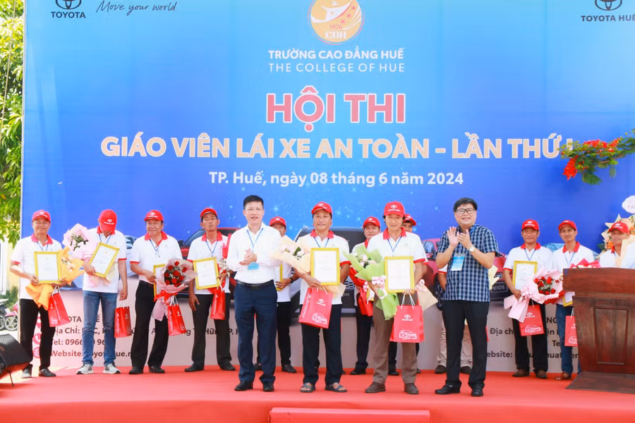 Lãnh đạo Trường Cao đẳng Huế tặng hoa và trao giấy khen cho các cá nhân đọat giải của Hội thi "Giáo viên lái xe an toàn".