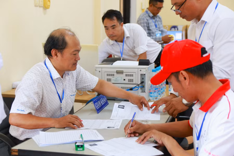Các thí sinh làm thủ tục và thi phần lý thuyết trên máy tính.