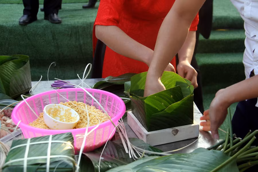 Chiếc bánh chưng có vuông và đẹp là do người cắt lá và vào khuôn. Đây là chiếc bánh đầu tiên của đội được hoàn thành