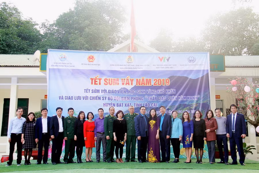 Các cán bộ Công đoàn Giáo dục Việt Nam và cán bộ, chiến sỹ Đồn biên phòng Trịnh Tường tại Chương trình Tết sum vầy năm 2019