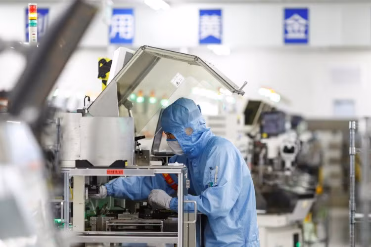 Bên trong nhà máy sản xuất chip bán dẫn.