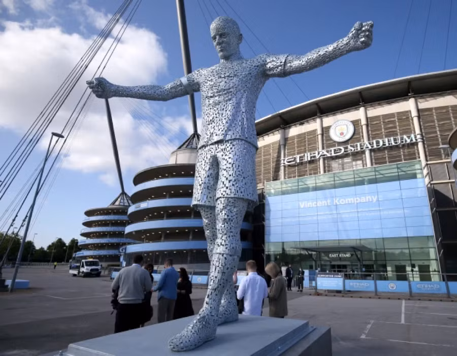 Bức tượng Kompany bên ngoài sân Etihad.